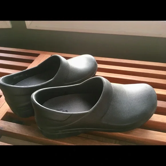 Crocs Clogs - Picture 2 of 6